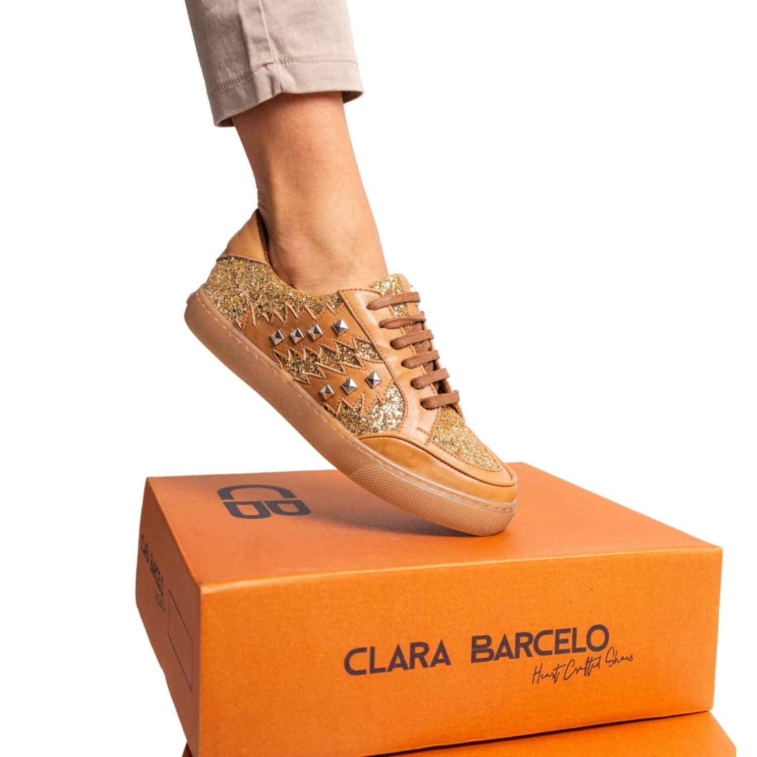 Beige sneaker with gold embellishments 